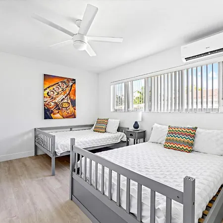 2-Min Walk To The Beach! Sleeps 7 - Large 2Br2Ba #5 Fort Lauderdale Exterior photo